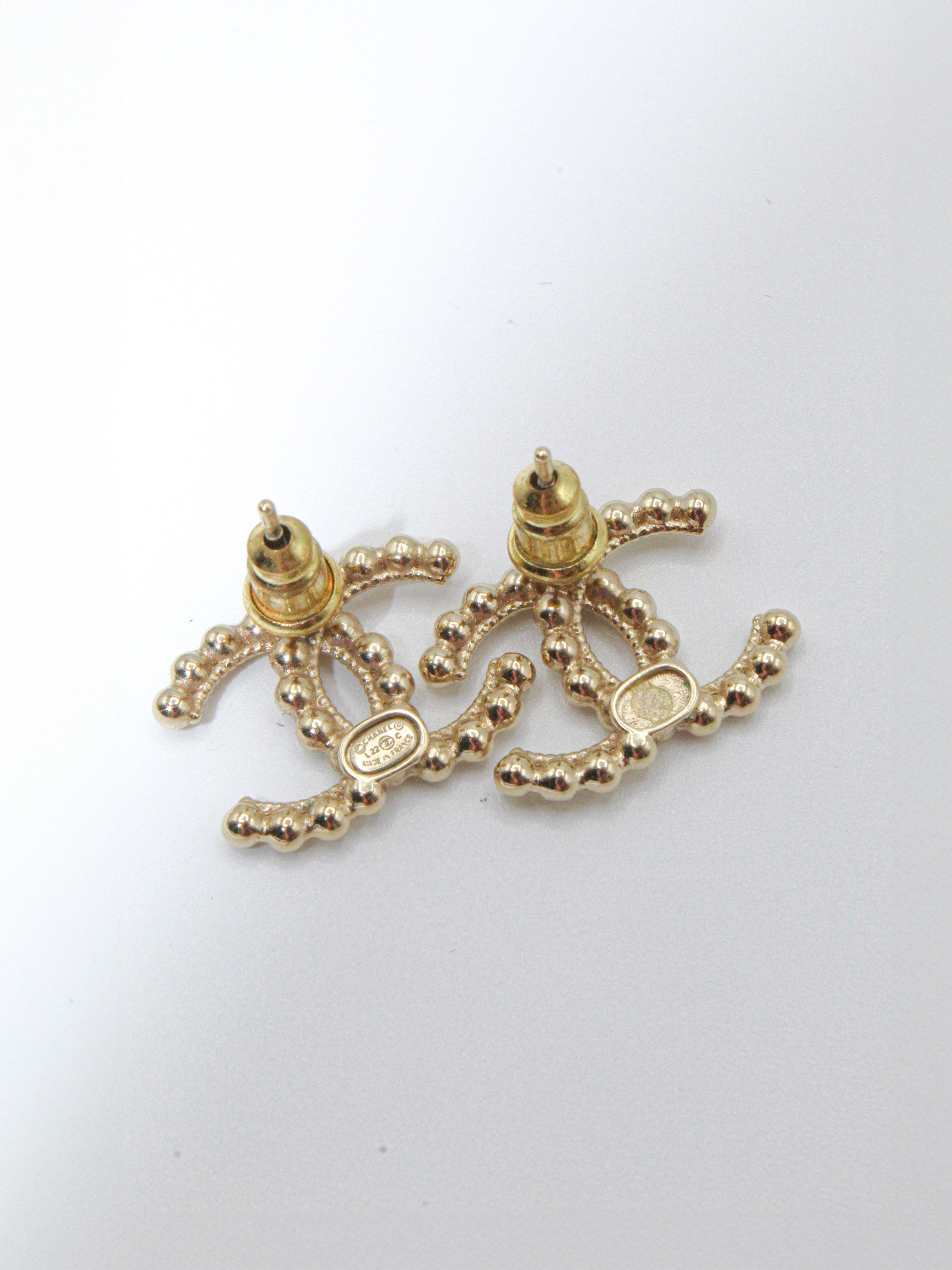 VINTAGE CHANEL GOLD BEADED CC LOGO EARRINGS – Circular Groove